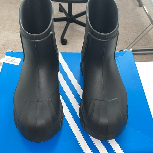 ADIFOAM SUPERSTAR Adidas rain boots worn once super comfy and cute🖤 - Picture 2 of 6